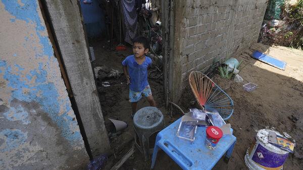 Hurricane survivors desperate for food and aid amid slow government response