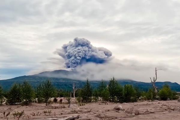 The eruption of the Shiveluch volcano is seen