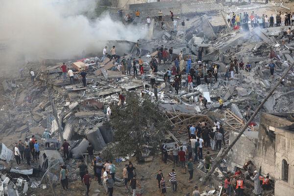 Palestinians inspect the damage of destroyed buildings following Israeli airstrikes on Gaza City, Wednesday, Oct. 25, 2023. Picture: AP Photo/Abed Khaled