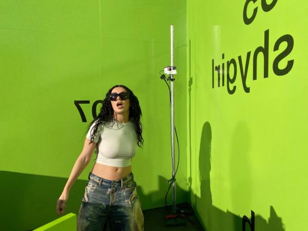 Hundreds of fans of pop superstar Charli XCX fled the Big Apple – and their jobs – Thursday afternoon in order to be one of the first to listen to the “Guess” singer’s new remix album. 
