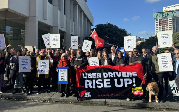 Uber司机在2024年3月19日在惠灵顿上诉法院外集会。