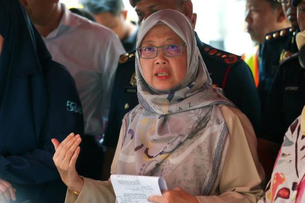 Minister in the Prime Minister's Department (Federal Territories) Dr Zaliha Mustafa during a press conference on Aug 31, at the scene where an Indian national fell into a sinkhole on Jalan Masjid India. - Photo by Bernama