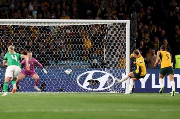 Kerr-less Australia grind down Ireland to win nervy World Cup opener