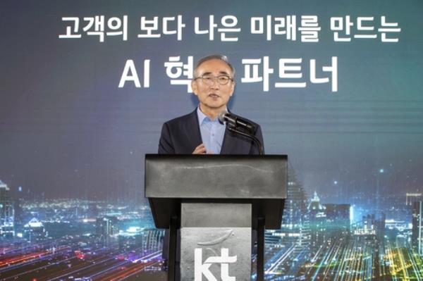 KT Corp. CEO Kim Young-shub speaks at a press conference held in Seoul on Oct. 10, 2024, in this photo provided by the company. (PHOTO NOT FOR SALE) (Yonhap)