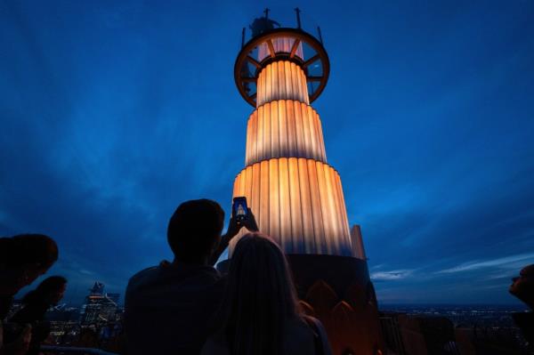 Top of the Rock has unveiled a new, 360 degree, spinning observation platform named Skylift.