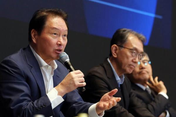 SK　Group　Chairman　Chey　Tae-won　(on　left)　speaks　at　SK　Directors'　Summit　2023　on　Oct.　31　(Courtesy　of　SK)