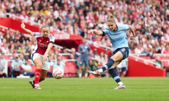 Vivianne Miedema, who scored Manchester City’s equaliser, takes a shot.
