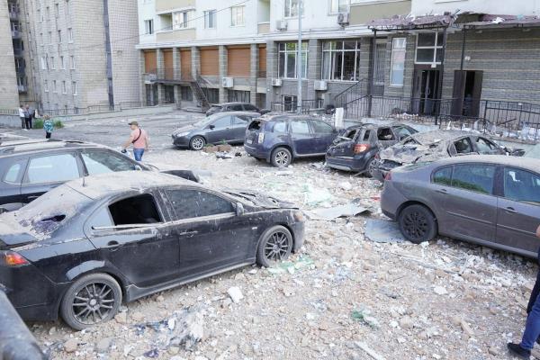 被灰尘覆盖的受损汽车，遭受了一次无人机袭击。