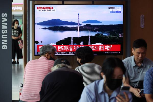 电视播报关于北朝鲜发射太空火箭的新闻，地点在首尔的火车站