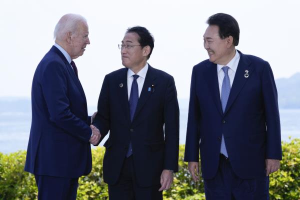 尹锡烈总统（最右侧）访问日本时，与美国总统乔·拜登和日本首相岸田文雄合影，这张照片是在5月2日韩美日三方首脑会议之前拍摄的。（美联社）