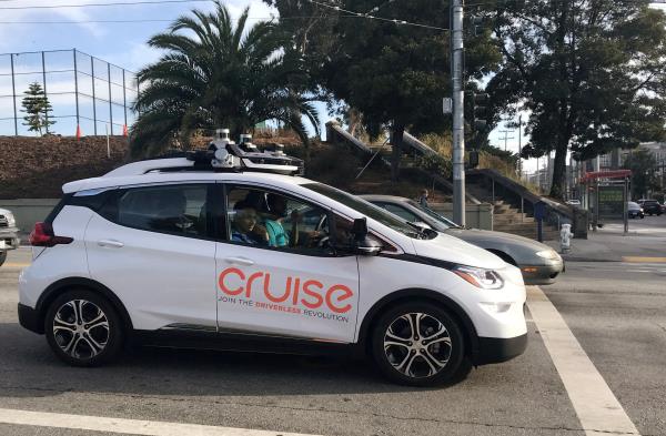 一辆由通用汽车公司拥有的Cruise自动驾驶汽车，出现在公司位于旧金山的总部外