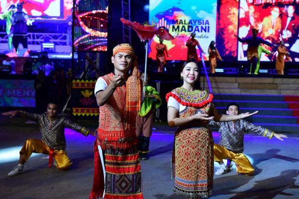 ‘Senyuman Sabahan’ and ‘Bujang Sarawak’ performances captivate crowd and light up Malaysia Day celebrations in Kota Kinabalu 