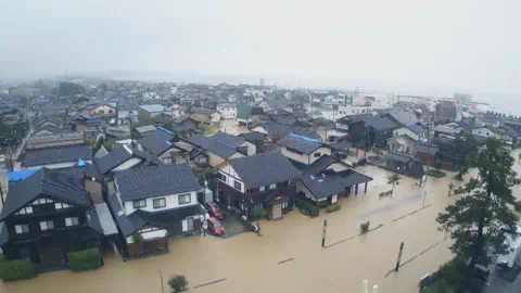 AP 一张航拍照片显示了石川地区道路上被淹没的褐色洪水