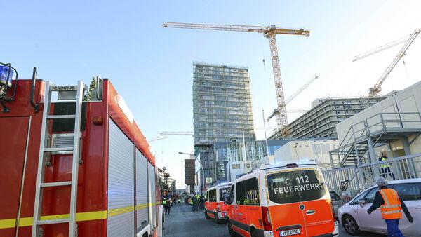 至少三人死亡后，德国建筑工地的脚手架掉入电梯井