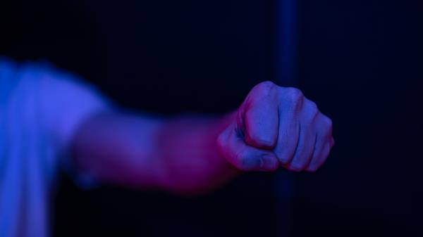 一名小学老师遭到班上一名六年级学生的无差别攻击。 (123rf)