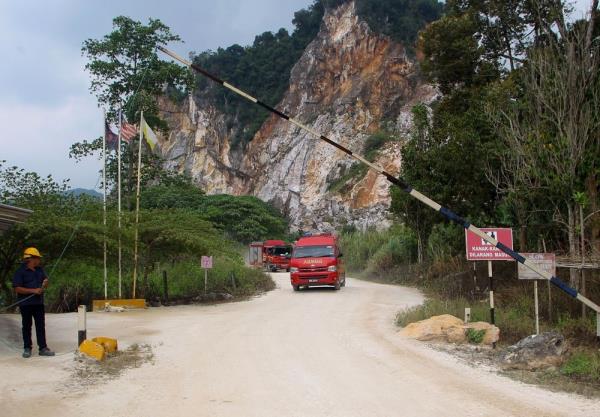 Perak Fire Dept director: Body of quarry worker successfully retrieved after rockslide in Simpang Pulai