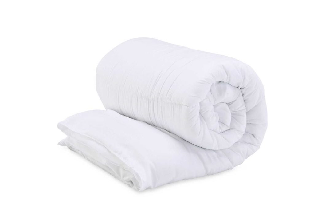 Slumberdown 13.5 tog Megabounce双人羽绒被,适合寒冷的夜晚,售价仅为16.99英镑