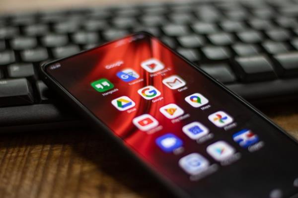 Google缩略图，包括Gmail、地图、YouTube、Drive、Hangouts等Google应用，如手机屏幕上所见。Google标志在手机屏幕上显示，这是一个多重曝光插图，显示在键盘上的智能手机，该公司的标志被全球认可。Google，LLC是一家美国科技巨头，一家专门从事互联网相关服务和产品的跨国科技公司，包括在线广告技术、搜索引擎、云计算、软件和硬件。它被认为是美国四大科技公司之一。荷兰阿姆斯特丹，2020年10月22日（尼古拉斯·埃科诺莫/NurPhoto通过盖蒂图片社拍摄）