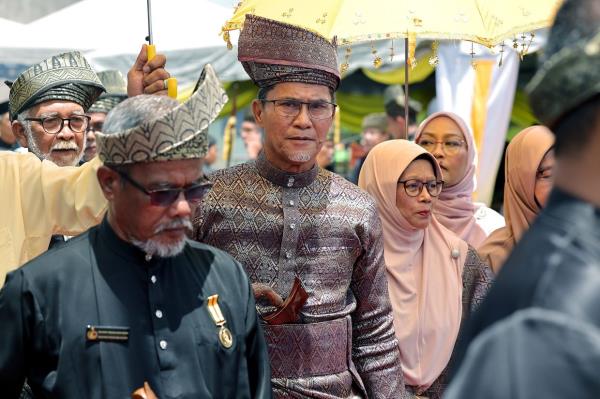 Datuk Sedia Raja Abd Rahim Yassin and his wife Toh Puan Shaadah Md Shariff. - Photo: Bernama