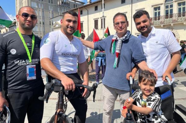Palestinian paracyclist Alaa al-Daali with his supporters in Italy 