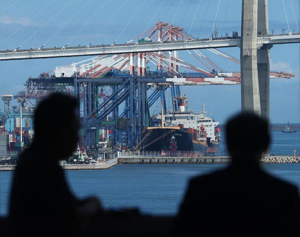 This file photo taken July 25 shows a port in the southeastern city of Busan. (Yonhap)