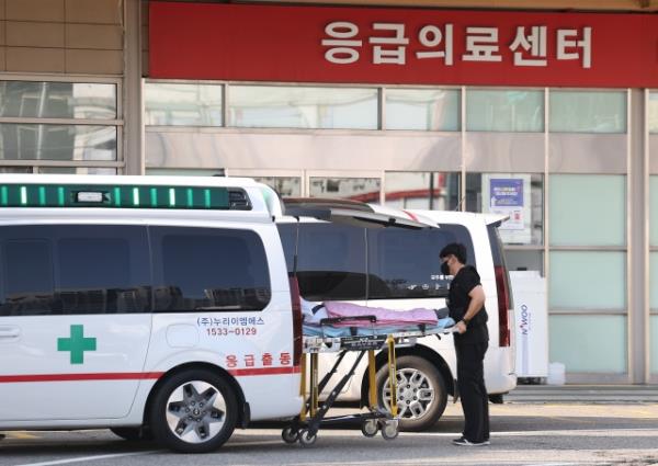 A patient is moved to an emergency care center in Seoul on Wednesday. (Yonhap)