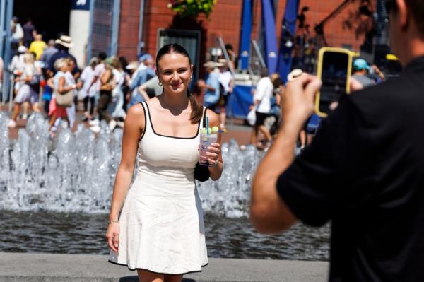 A US Open fan poses with her Honey Deuce