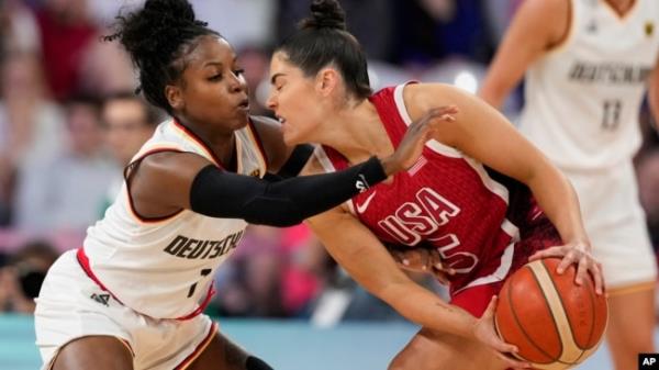 Alexis Peterson (1), of Germany, defends Kelsey Plum (5), of the United States, in a women's basketball game at the 2024 Summer Olympics, in Villeneuve-d'Ascq, France, Aug. 4, 2024.