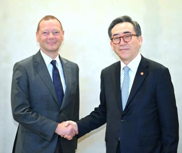 Emmanuel Bonne (L), senior diplomatic adviser to French President Emmanuel Macron, poses with Foreign Minister Cho Tae-yul, ahead of their meeting at the foreign ministry in Seoul on Sept. 3, 2024, in this photo provided by Cho's office. (PHOTO NOT FOR SALE) (Yonhap)