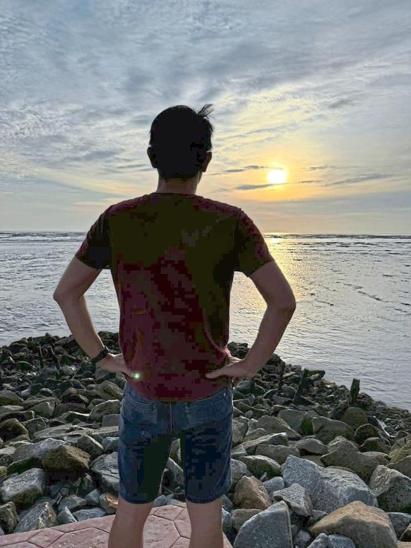 You can see the sun sink into the sea at the end of the 200m-long sea embankment in Penang’s Pantai Malindo.