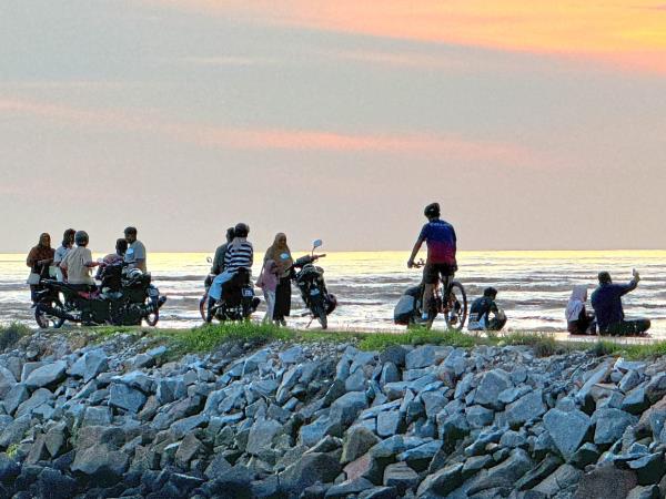 People going to the 200m-long sea embankment in Pantai Malindo to watch the sunset and the stars.