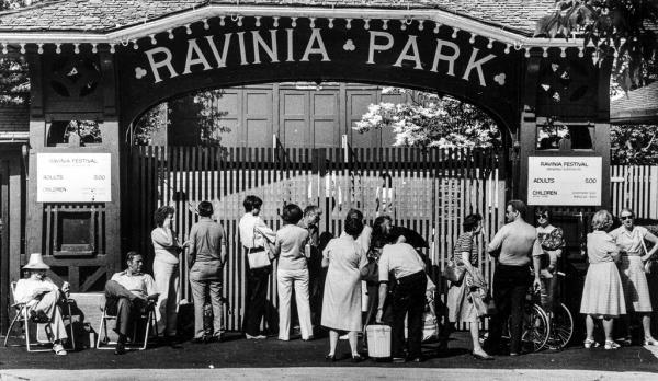 Festivalgoers line up outside the Ravina Park's gates with lawn chairs and coolers in 1983.