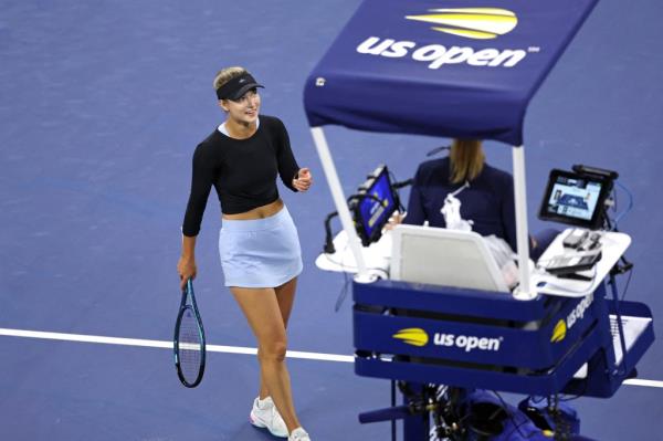 Anna Kalinskaya approaching the umpire during her match Saturday.