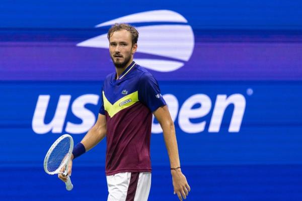 Medvedev halts Baez to reach US Open last 16