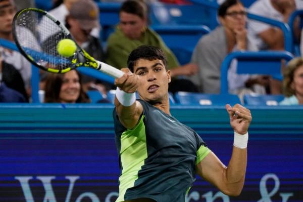 Misfiring Alcaraz survives Thompson scare in Cincinnati