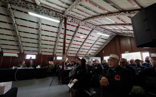 新西兰国防军人员与怀唐伊法庭团队在Whakatāne的索赔听证会（第4周）的合影。