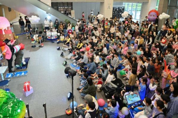 Samsung　Electronics'　family　event　at　its　R&D　center　in　Seoul　(Courtesy　of　Samsung　Electronics)