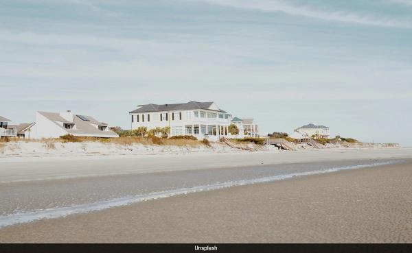 US Man Buys ?3 Crore Cliffside Home Despite Risk Of Falling Into Ocean