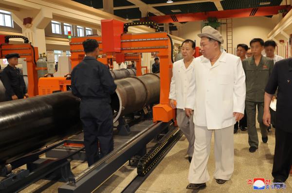 朝鲜领导人金正恩在周日的武器工厂进行实地指导。(联合通讯社)