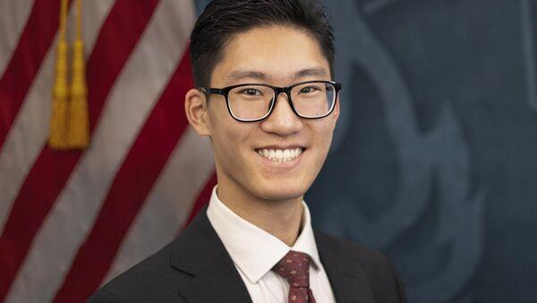 美国少年通过州律师考试宣誓成为律师
