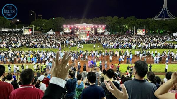 Christians numbering over 20,000, brave rain to attend outdoor pentecostal celebration in Kuching