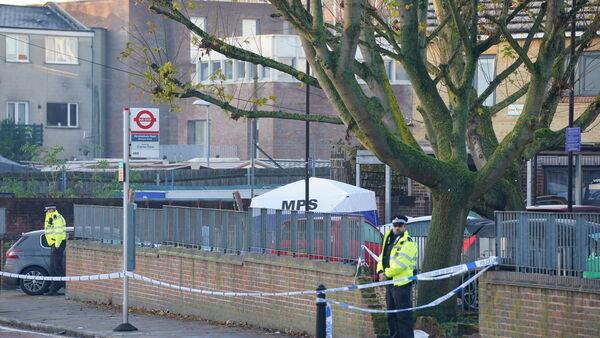 警方称伦敦东部发生枪击事件，导致一名女性死亡，两人受伤