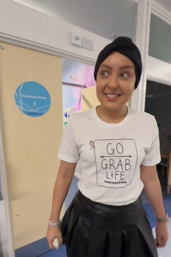 Strictly's Amy moments before she rang the bell marking the end of her cancer treatment