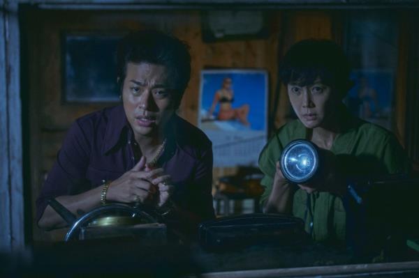 Park Jung-min (left) stars as Jangdori in 