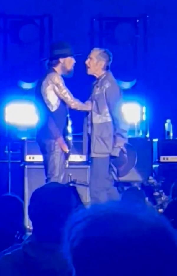Perry Farrell goes after Dave Navarro
