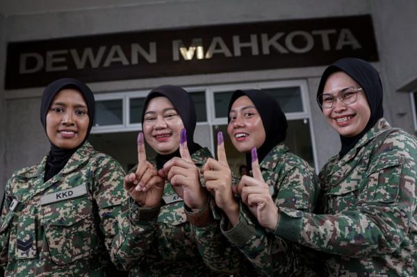 Mahkota polls: Early voters cast ballots today 