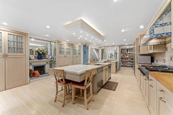 The eat-in chef's kitchen