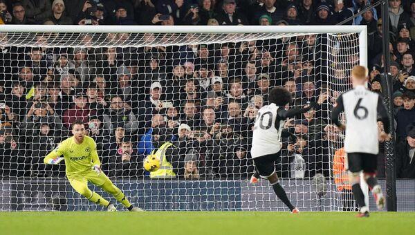 Willian's penalty kick. Willian's penalty kick.