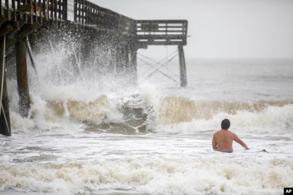 一名冲浪者在南卡罗来纳州艾尔姆岛(Isle of Palms)迎接热带风暴黛比(Tropical Storm Debby)来临时的巨浪，时间为2024年8月7日。
