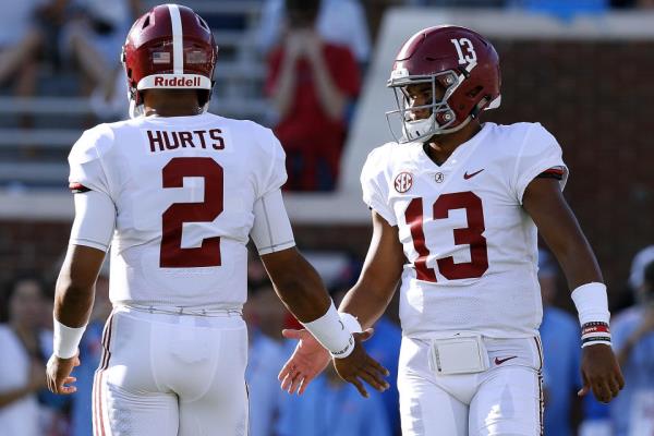 阿拉巴马大学猩红潮队的Tua Tagovailoa #13和Jalen Hurts #2